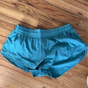 Lululemon Hotty hot low rise lined 2.5 inch Size 8